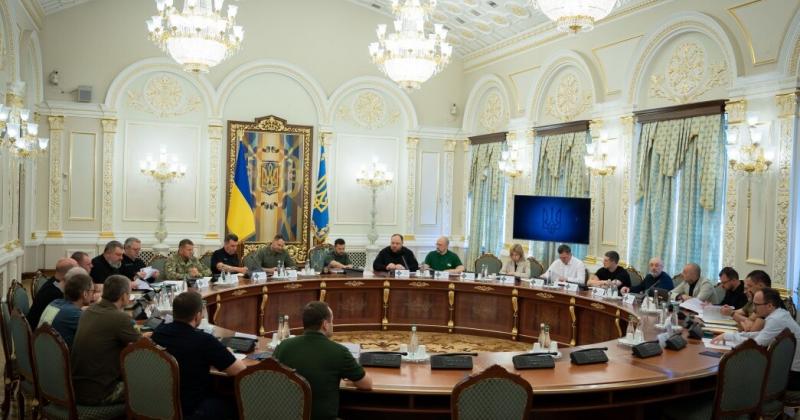 Судді остерігаються приймати рішення, які можуть суперечити позиції РНБО, - зазначив Разумков.