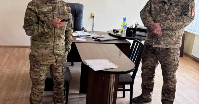 Державне бюро розслідувань виявило порушення з боку посадовця територіального центру комплектування в Івано-Франківській області, який маніпулював інформацією щодо мобілізованих. Дивіться фоторепортаж.