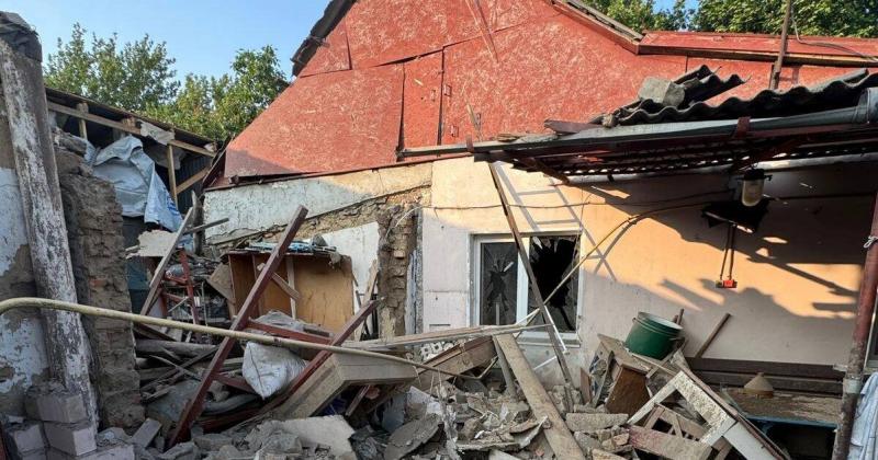 Вплив ворожих обстрілів на Херсон та прилеглі райони: дві жертви та 11 осіб постраждали, серед них дитина. Фотозвіт.