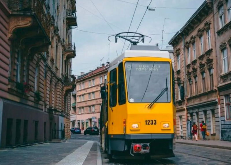 Атака на Львів: місто стикається з проблемами електропостачання та функціонування громадського транспорту.