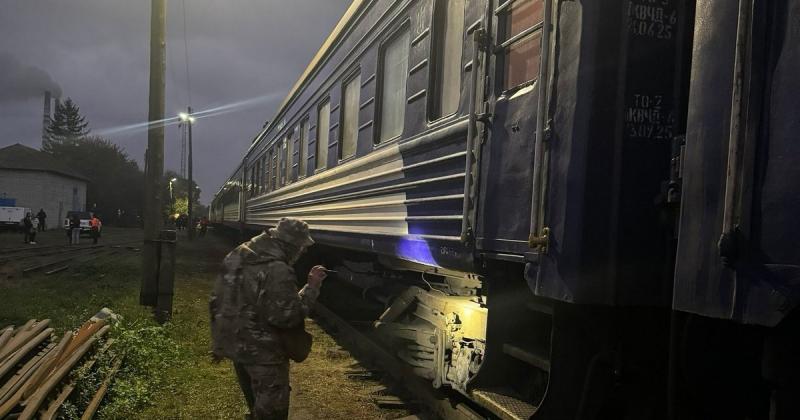 У Івано-Франківській області потяг був зупинений через повідомлення про можливе замінування. Пасажирів оперативно евакуювали. ФОТО.