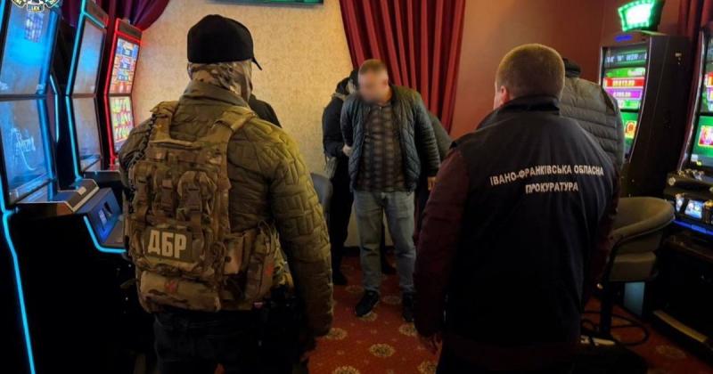 Співробітники Державної міграційної служби були затримані за отримання хабарів від іноземців в Івано-Франківській області. Фотозвіт.
