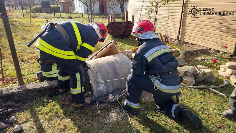 У Прикарпатті чоловік опинився під землею в колодязі.
