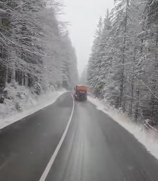 На гірських перевалах Івано-Франківської області здійснюється робота снігоприбиральної техніки (ВІДЕО)