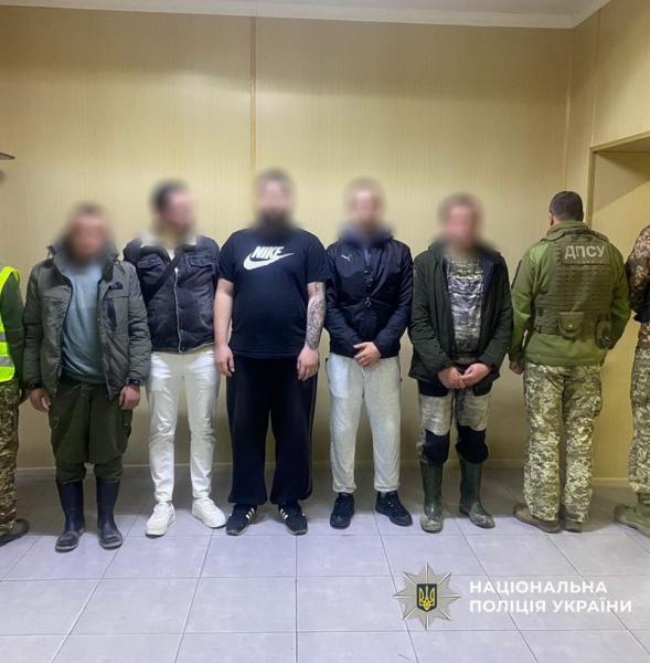 У Прикарпатському регіоні було затримано двох осіб, які сприяли ухилянтам у незаконному перетині кордону.