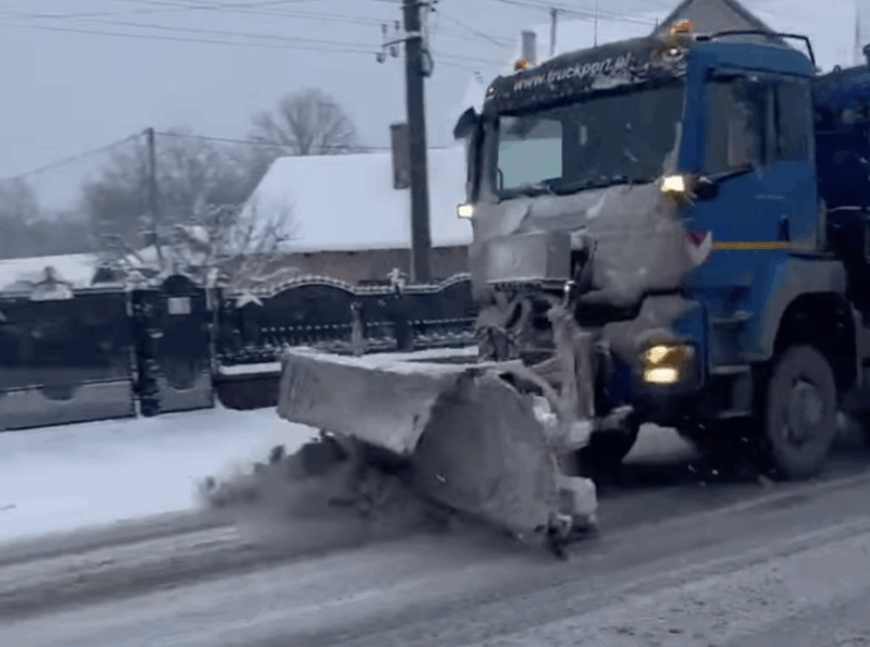 У Прикарпатті для очищення доріг від снігу було задіяно 38 спеціальних автомобілів.