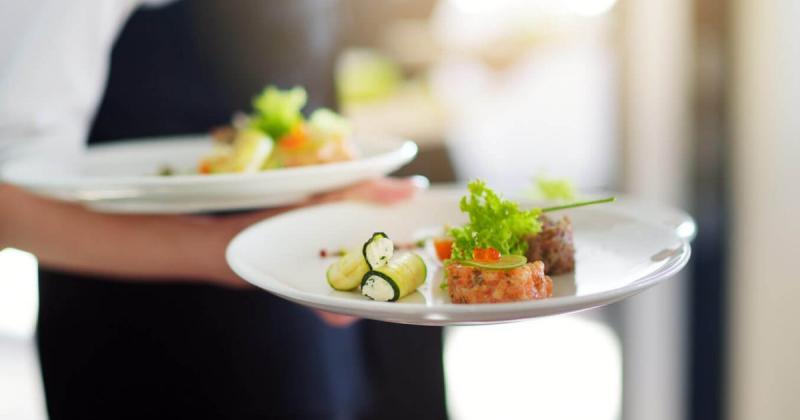 Згідно з дослідженням, українці стали значно менш схильні відвідувати бари та ресторани через зростання цін.