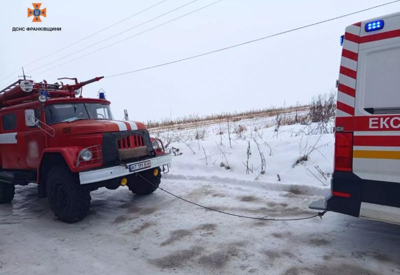 Рятувальні служби надали допомогу у витягуванні карети швидкої допомоги, що застрягла в Коломийському районі.