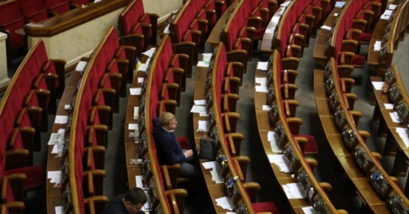 Рада не змогла зібратися на засідання через те, що кілька десятків народних депутатів стали жертвами отруєння, повідомляють засоби масової інформації.