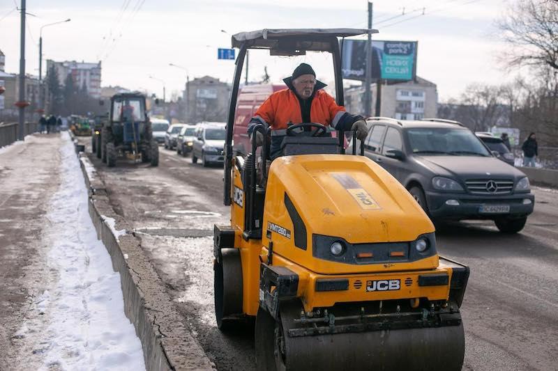 На мосту, що веде до Пасічної, проводять роботи з усунення ям: скільки коштів було витрачено на холодний асфальт (ФОТО)