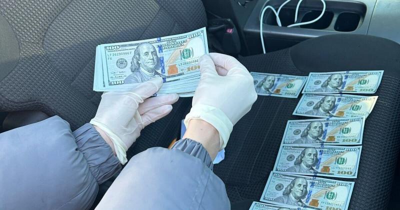 Колишнє керівництво прокуратури Івано-Франківської області потрапило під підозру у корупційних злочинах: хабар у розмірі 100 тисяч доларів за припинення кримінальної справи, згідно з інформацією НАБУ.