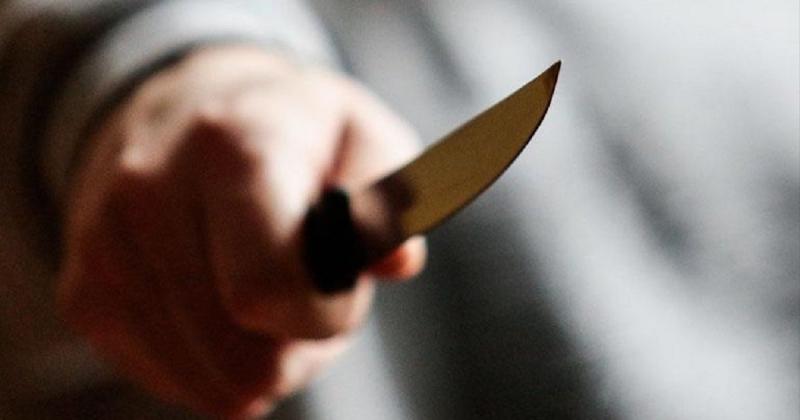 У Івано-Франківській області чоловік наніс ножові поранення двом військовим ТЦК; поліція наразі займається його пошуками.