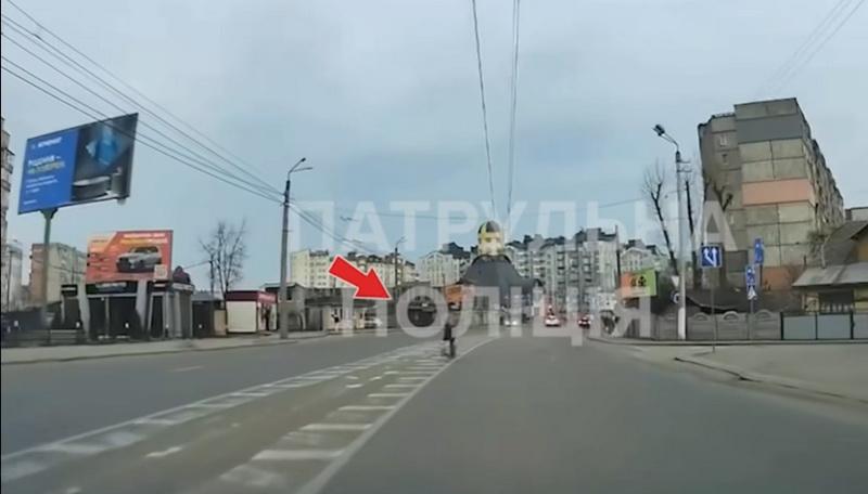 У Франківську жінку, яка перебігала дорогу, оштрафували (ВІДЕО)
