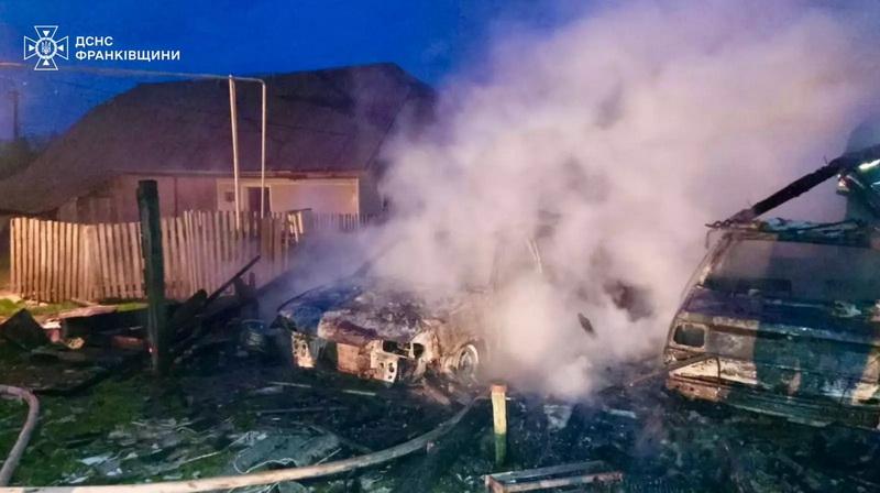 У Коломийському районі сталося загоряння навісу на території приватного господарства.