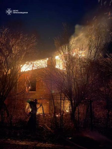 У Чукалівці спалахнула пожежа в двоповерховій будівлі.