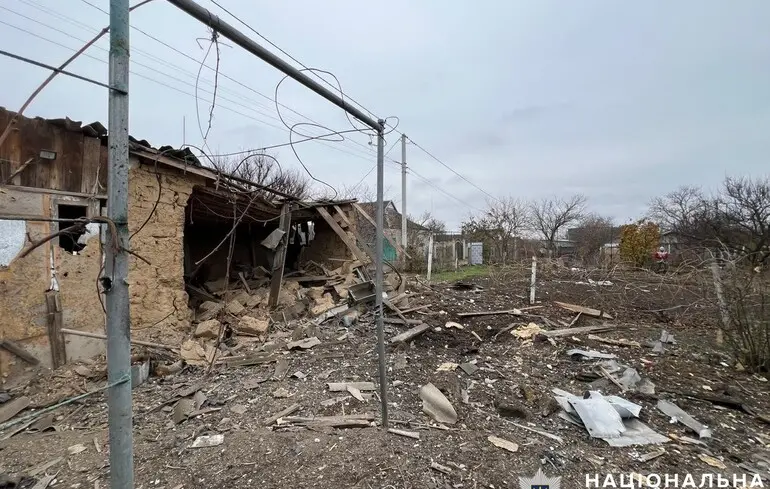 В Херсонській області противник здійснив атаку на село Давидів Брід, внаслідок чого постраждали троє осіб.