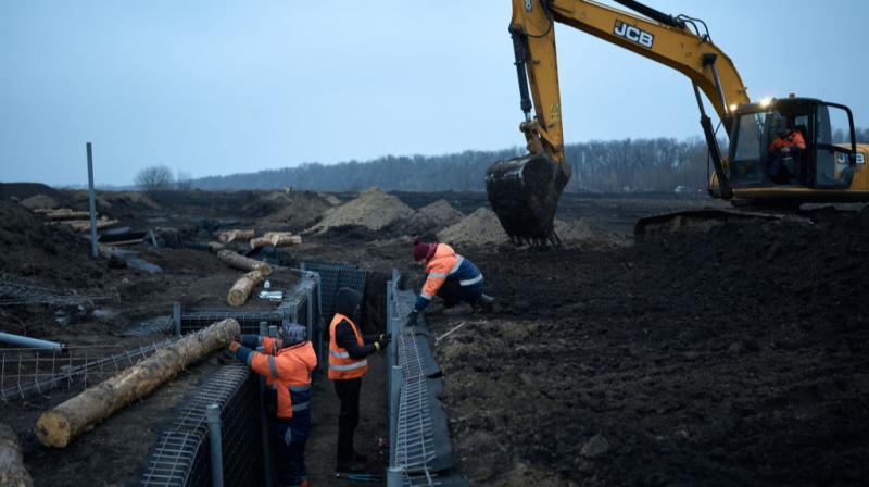 В Україні триває розслідування можливих зловживань на укріпленнях на суму 20 мільярдів - Financial Times.