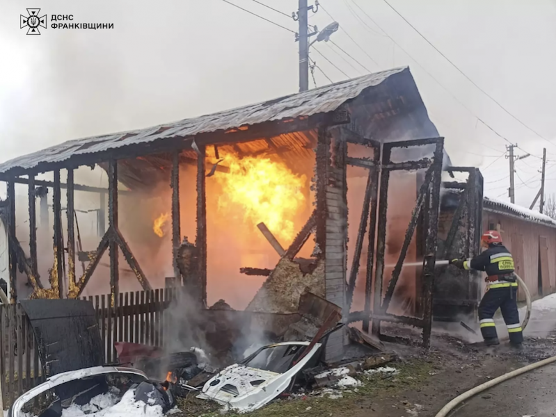 У Верховині сталася пожежа в гаражі, де згоріла автомобіль. Вогонь вдалося швидко ліквідувати.