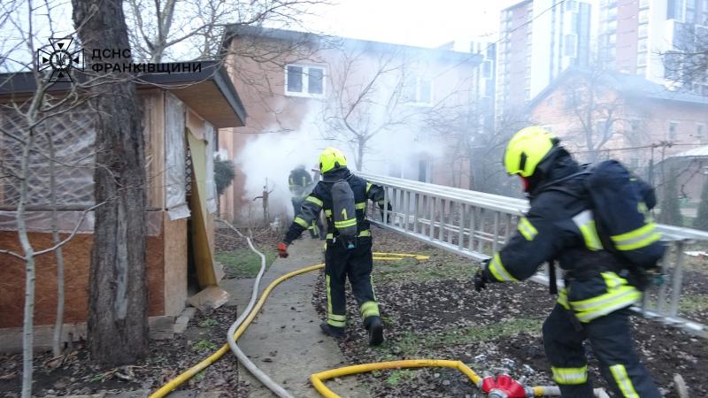 У Франківську сталася пожежа в одному з будинків, але рятувальники змогли врятувати сусідні споруди.