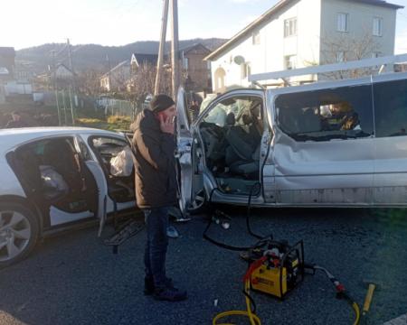 Трагічна аварія в Прикарпатті: автобус врізався в легковий автомобіль.