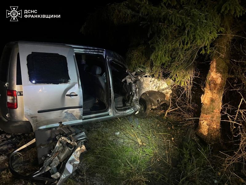 У Прикарпатті водій легкового авто врізався в дерево.