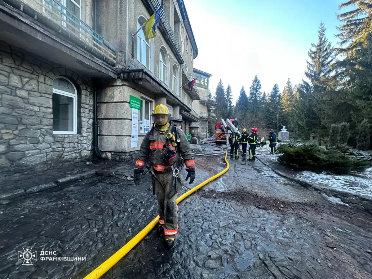 У Ворохті, популярному туристичному місці, у новорічний ранок спалахнула пожежа в санаторії, що призвело до проведення евакуації | УНН