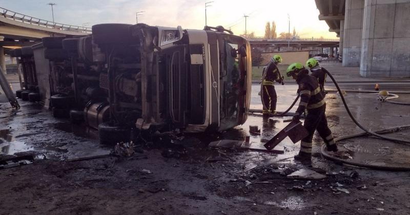 У Києві вантажний автомобіль врізався в огорожу і впав з мосту – водій відчув погіршення самопочуття.