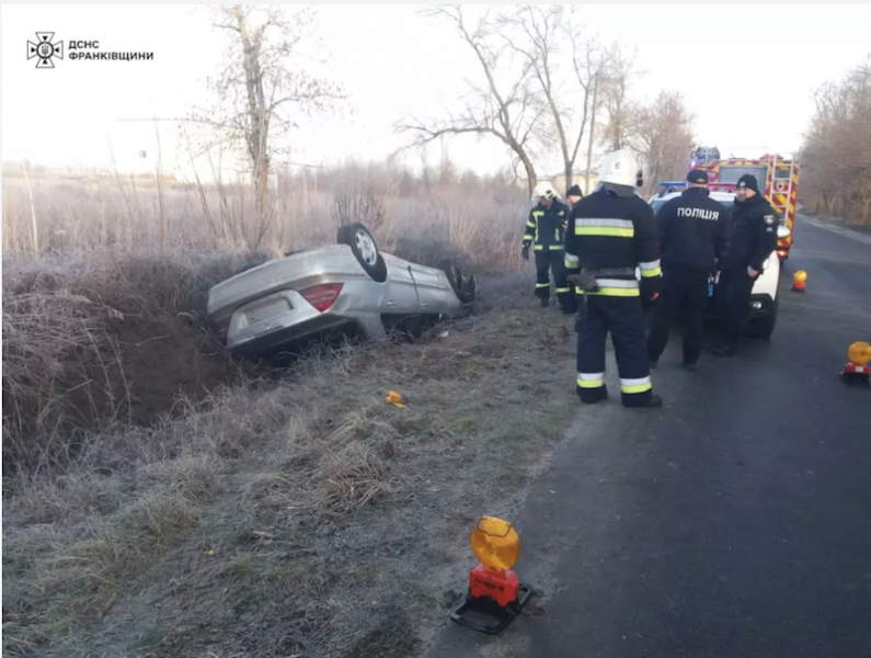 У Добровлянах автомобіль перекинувся на дах, але всі пасажири залишилися неушкодженими.