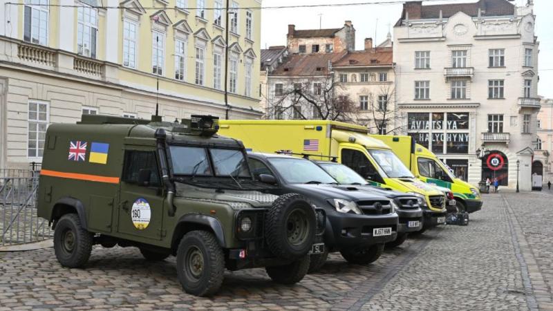 У Львові британські представники передали 11 автомобілів для потреб Збройних сил України.