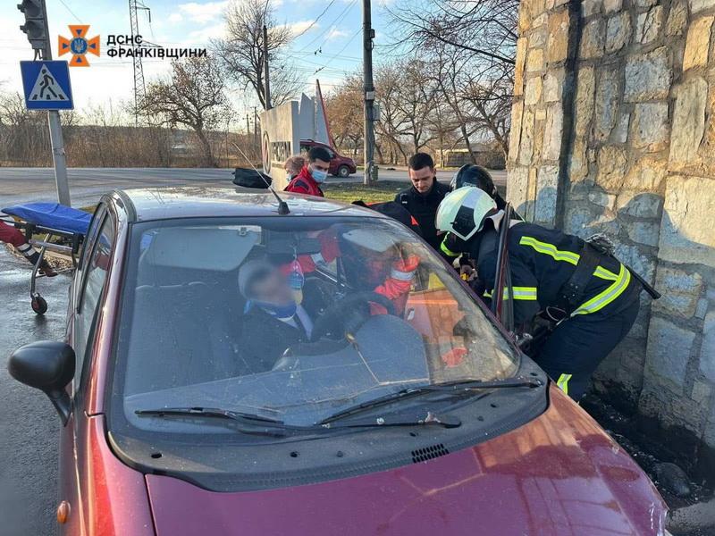 У районі Франківська трапилася дорожньо-транспортна пригода, під час якої рятувальникам довелося визволяти водія.