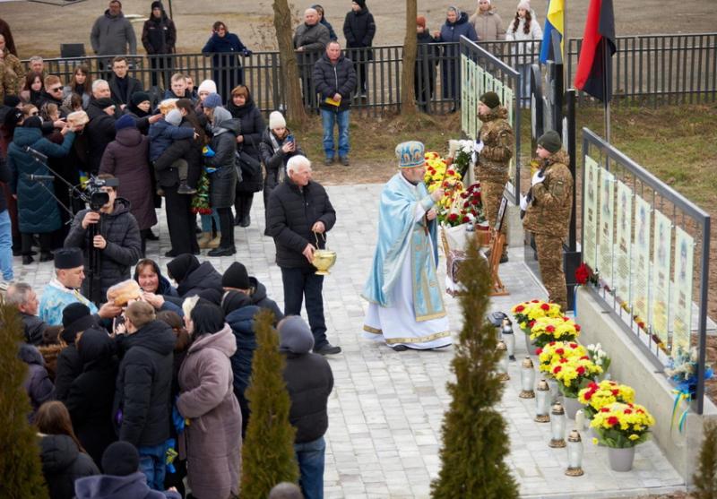 У Радчі був урочисто відкритий меморіальний комплекс, присвячений загиблим захисникам (ФОТО)