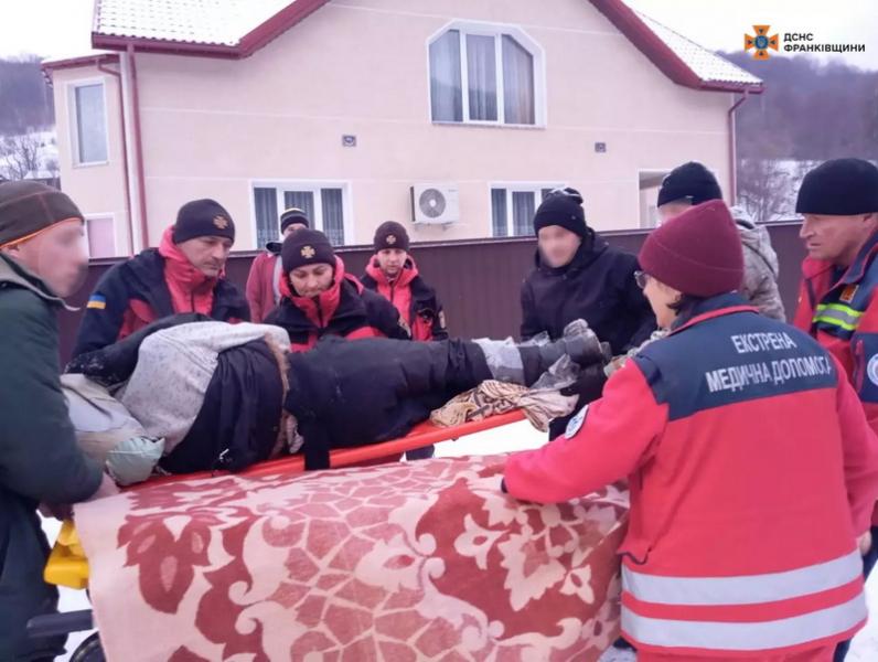 Протягом останньої доби рятувальні служби надали допомогу постраждалому чоловіку в Калуші, а також ліквідували пожежу в Надвірній.