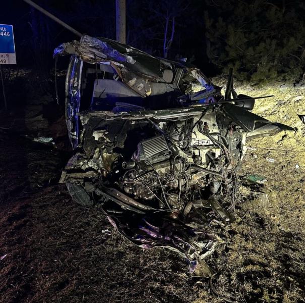 У Новояворівську вантажний автомобіль зіштовхнувся з мікроавтобусом, що призвело до його розчавлення.