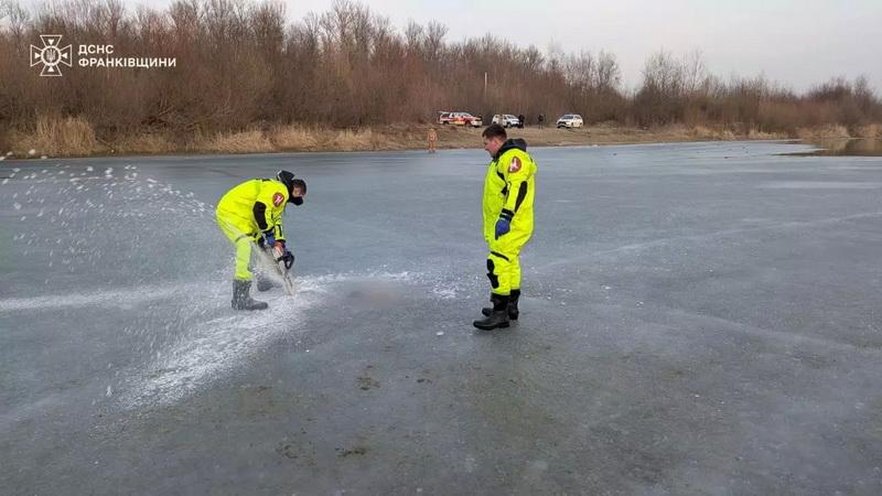 У Коломийському районі рятувальники вилучили тіло чоловіка з крижаних вод річки.