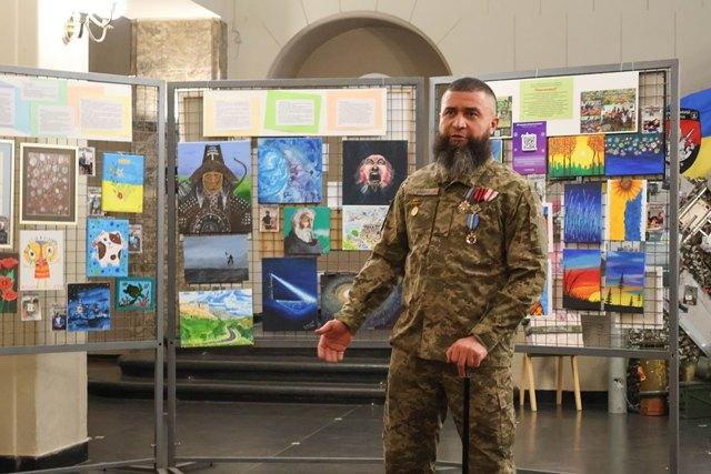 У Львові відбулася виставка картин, які були створені військовими під час процесу реабілітації.