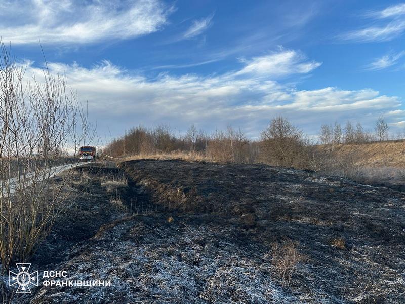 Вчора на Прикарпатті було ліквідовано 112 випадків займання сухої трави.