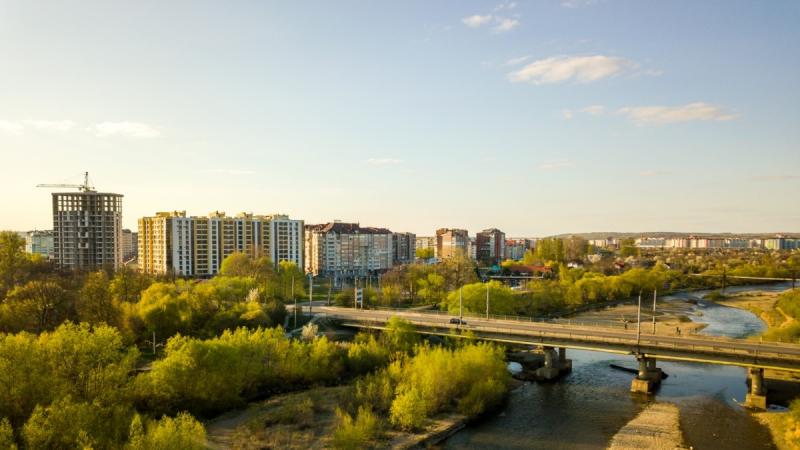 В Івано-Франківську біля залізничного вокзалу сталися вибухи, внаслідок яких є жертви, повідомляє місцева влада.