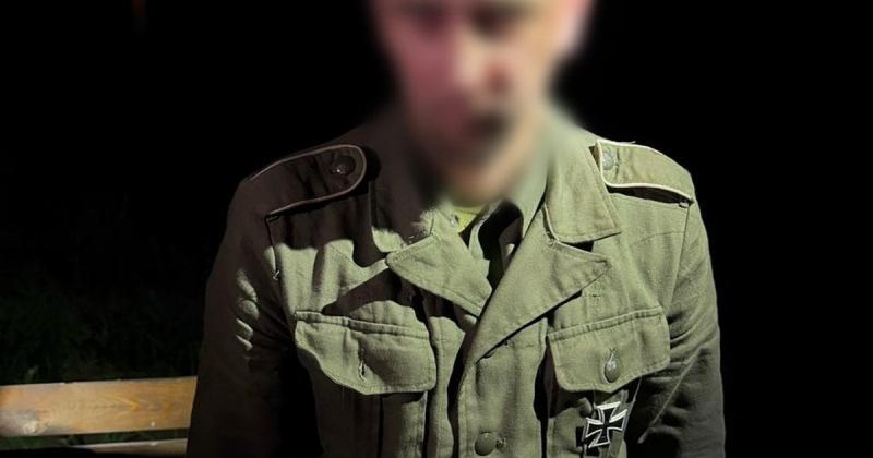 У Запоріжжі правоохоронці звернули увагу на чоловіка, який був одягнений у нацистську форму: що виявили в його квартирі.
