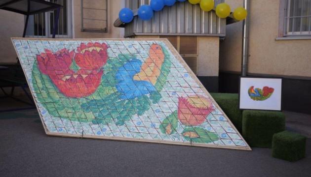 У Кривому Розі створили найбільше в Україні панно, яке складається з пряників, оздоблених петриківським розписом.