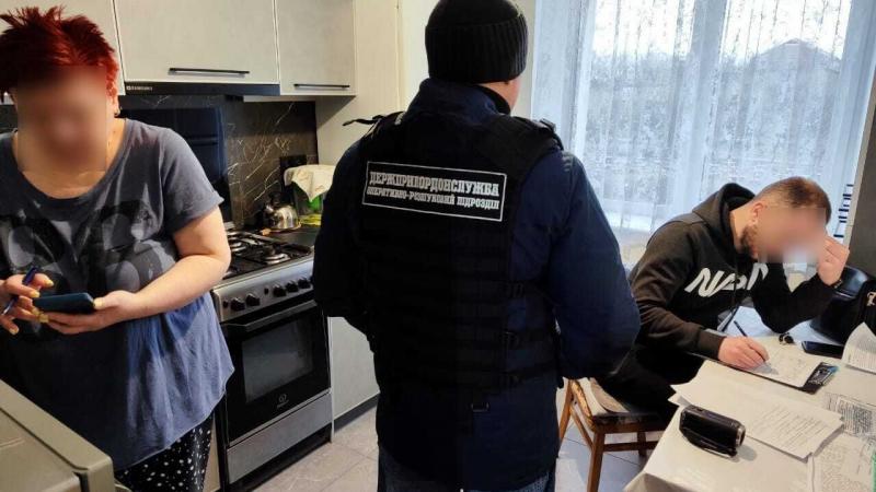Дві жінки, які мали фальшиві документи, намагалися вивезти своїх синів з території України.