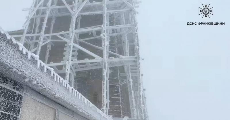 У Карпатах випав сніг, і рятувальні служби закликають утриматися від походів у гори.