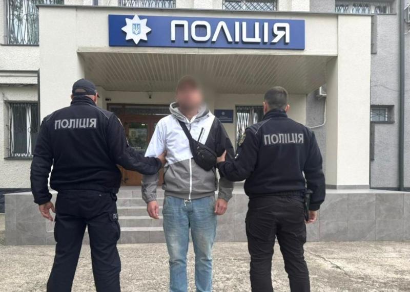 В Ужгороді було затримано особу, яка займалася торгівлею історичними артефактами та предметами з російською символікою.