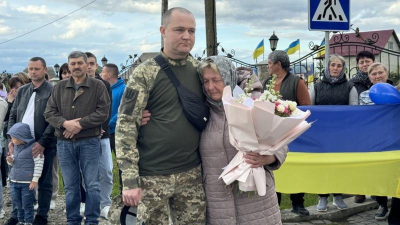 В Івано-Франківській області відбулося тепле привітання з героєм Олександром Складановським, який 30 місяців провів у полоні.