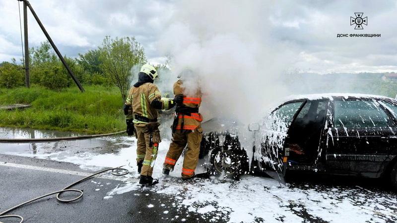 У Прикарпатському регіоні рятувальні служби ліквідували вогонь, що охопив автомобіль.