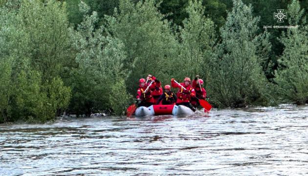У Прикарпатті вдалося врятувати чоловіка з конем, які опинилися на середині річки Прут внаслідок раптового підвищення рівня води.