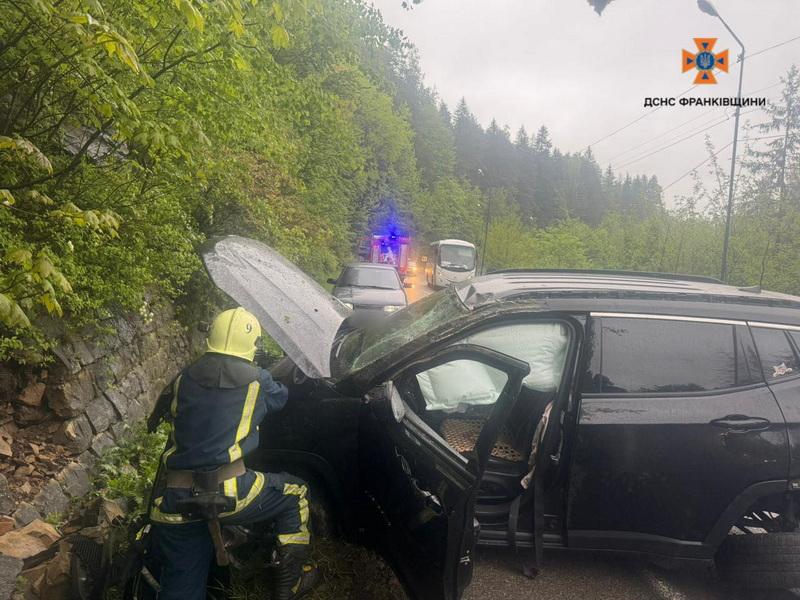 Аварія в Яремче - автомобіль зіткнувся з підпірною стіною.