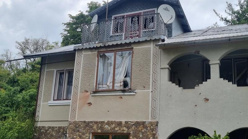 У Коломийському районі залишки російського безпілотника завдали шкоди житловим будівлям, пошкодили два автомобілі та призвели до загибелі і поранення тварин.