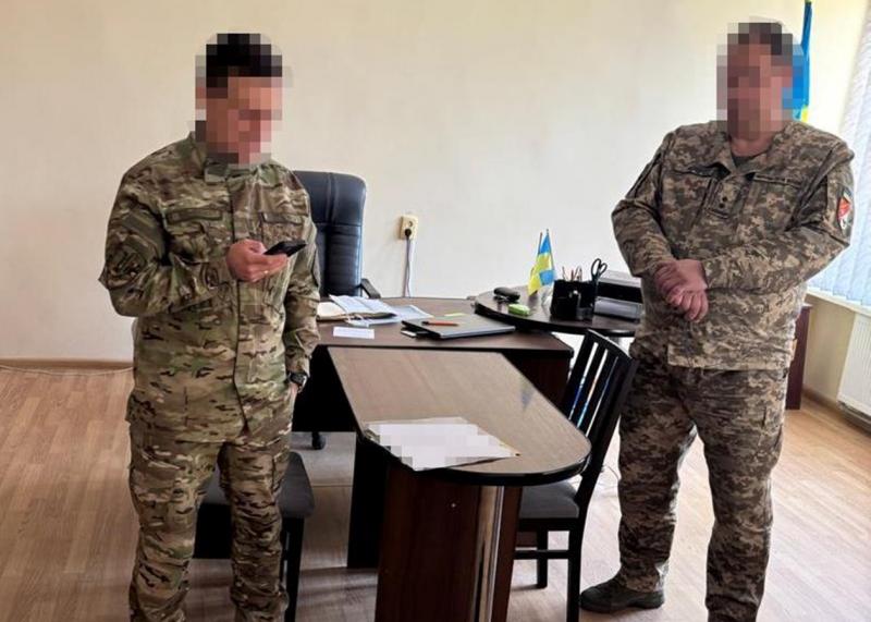 В Прикарпатському регіоні було викрито посадовця територіального центру комплектування, який незаконно знімав з обліку військовозобов'язаних.