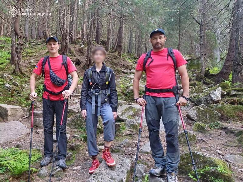 Гірські рятувальники знайшли неповнолітню дівчину в Карпатських горах.