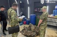 Державне бюро розслідувань виявило військових, які незаконно списували та реалізовували дизельне паливо, призначене для проведення бойових операцій.